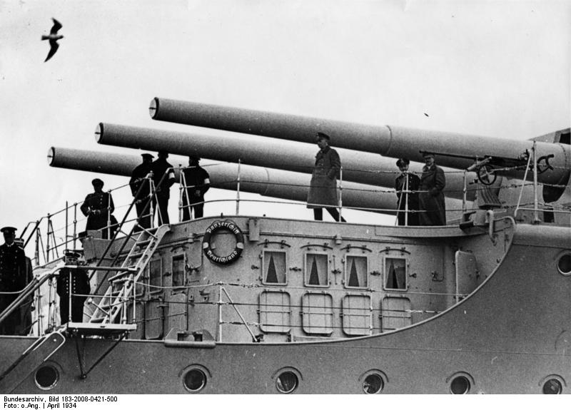 Adolf Hitler y Erich Raeder, ambos a la derecha de la imagen, a bordo del Deutschland en abril de 1934. Tras ellos, los cañones popeles de 280 mm