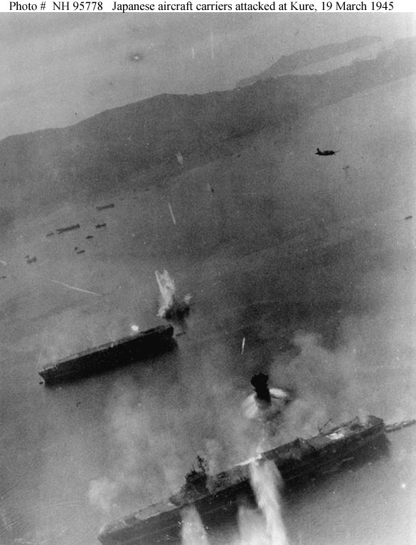 El Portaaviones Escolta IJN Kaiyo durante su ataque por parte de la Aviación Naval Britanico