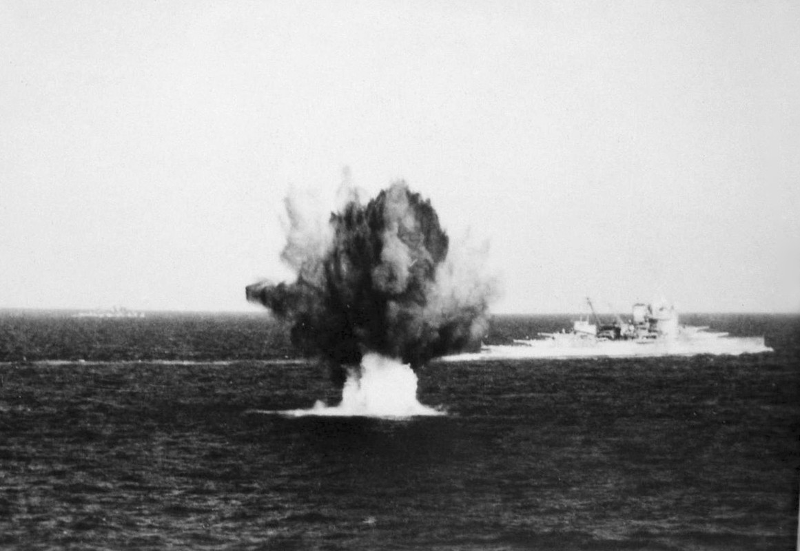 El HMS Warspite bajo ataque en el mediterráneo 1941