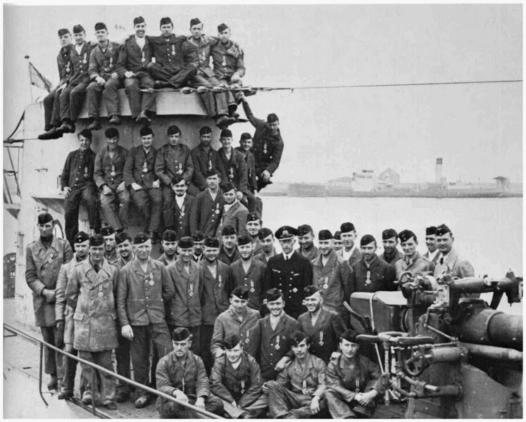 La tripulación del U-65 después de ser condecorada