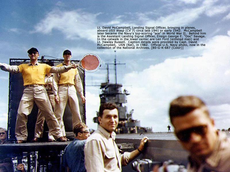 El Teniente David McCampbell, oficial de aterrizaje, a bordo del USS Wasp CV-7 a finales de 1941