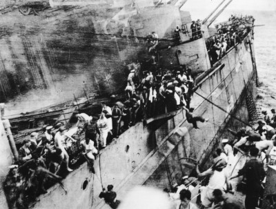 La Tripulación del Prince of Wales abandona el barco, justo antes de su hundimiento, el 10 de diciembre de 1941 en Kuantan