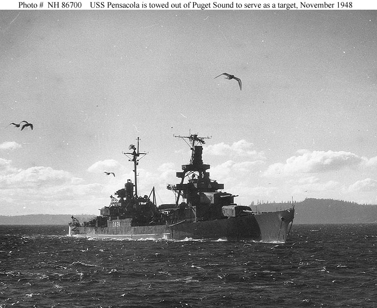 USS Pensacola es remolcado fuera de Puget Sound para servir como objetivo, noviembre de 1948
