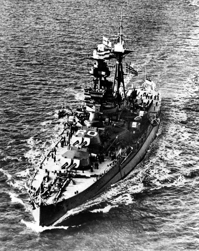 Noviembre de 1938, el HMS Royal Oak transportar el cuerpo de la Reina Maud de Noruega de Portsmouth, en Inglaterra a Oslo, Noruega