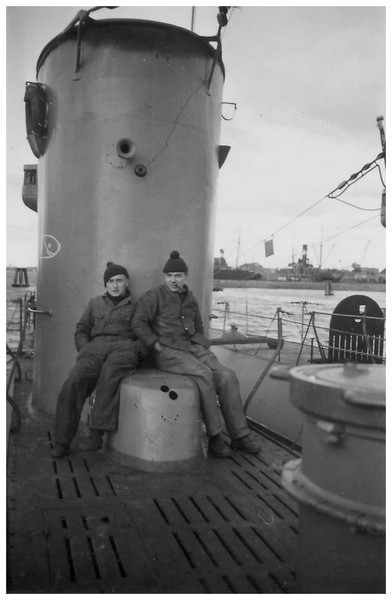 Dos miembros de la tripulación posan ante la vela del U-19