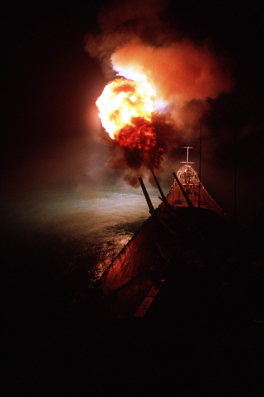 Vista de los disparos realizados por del USS Missouri BB-63 contra objetivos iraquíes, que se llevaron a cabo a lo largo de la costa norte de Kuwait durante la Operación Tormenta del Desierto , el 6 de febrero de 1991