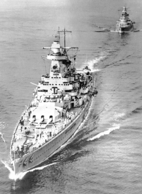 Abril de 1939, el Graf Spee con el Deutschland durante el ejercicio naval en Atlántico