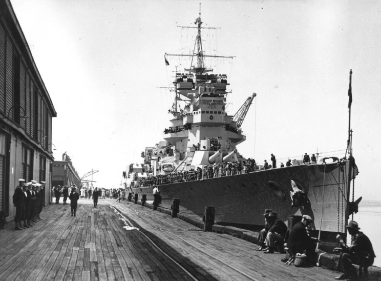 En 1945, el HMS Duke of York en Hobart, Tasmania