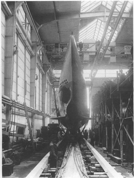 U-1 en el muelle del edificio de la Deutsche Werke Kiel 1935