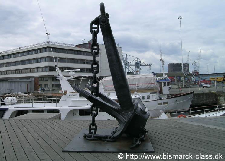 Una de las dos anclas rescatadas de los restos del naufragio de Blücher en el puerto de Oslo. La otra ancla que está en exhibición en la Ciudad de Drøbak