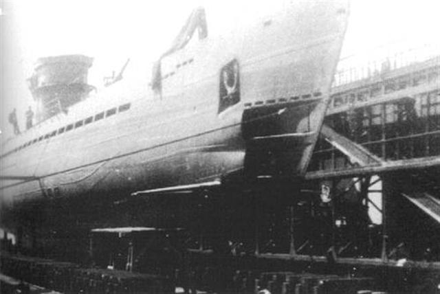 U-38 en dique seco para revisión de los tanques de lastre