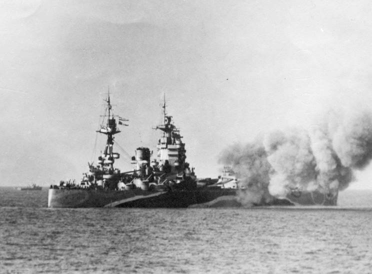 Junio de 1944, el HMS Rodney en la costa de Normandía, Francia, durante la Operación Overlord