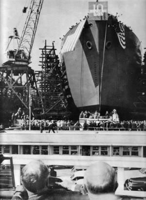El presidente Roosevelt presencia, desde su automóvil, la ceremonia de lanzamiento del SS Joseph N. Teal, terminado en 10 días, según se refleja en el cartel en lo alto de la proa