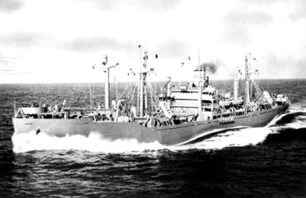 El USS Bluefield Victory navegando a plena carga y a toda velocidad