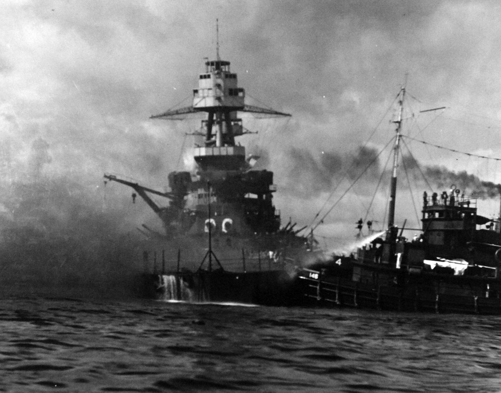 Vista del USS Nevada BB-36 varada y ardiendo después de ser alcanzado por las bombas y torpedos japoneses tras el ataque japonés a Pearl Harbor