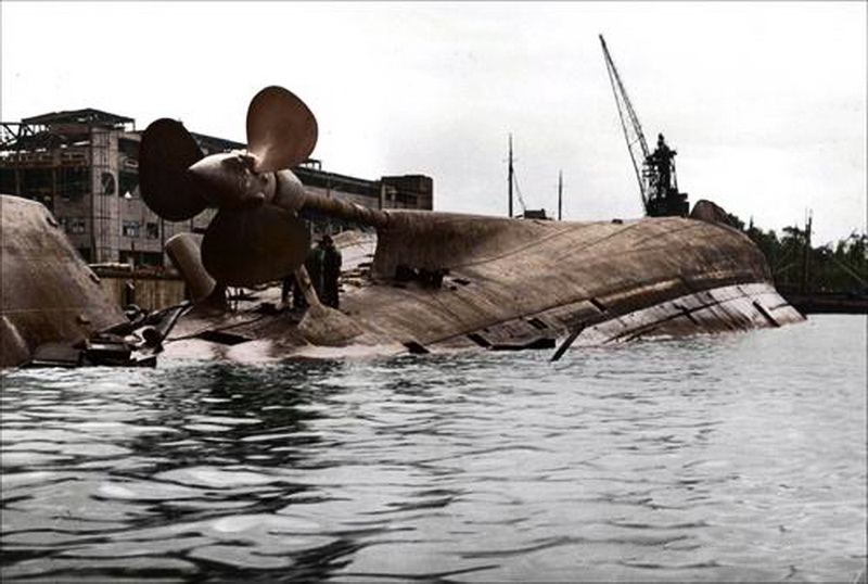 El Scheer se encontraba en Kiel para llevar a cabo reparaciones en su artillería principal y a donde llegó transportando refugiados de la zona del Báltico. En el bombardeo sobre Kiel el 9 de abril de 1945 es alcanzado el navío y se hunde