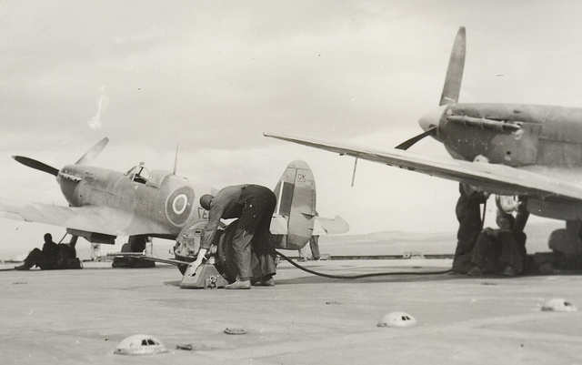 Aviones Seafire en la cubierta de vuelo, posiblemente ya en su papel de barco de entrenamiento