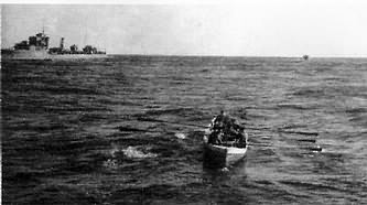 Un bote del Destructor HMS Faulknor rescatando a los náufragos del U-39