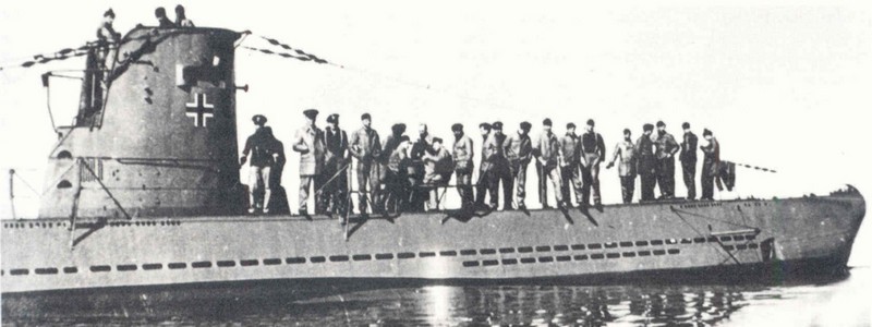Miembros de la tripulación en la cubierta del U-24