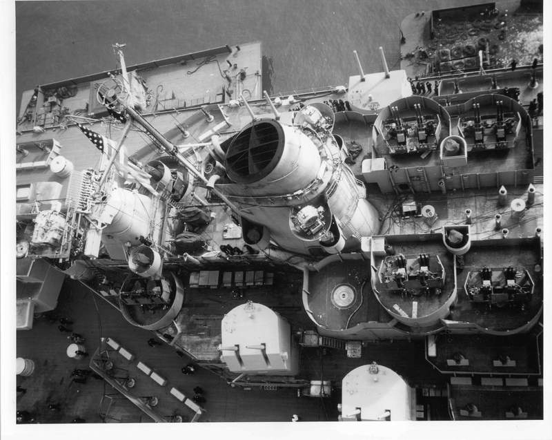 Vista aérea del USS Iowa BB-61 durante su construcción