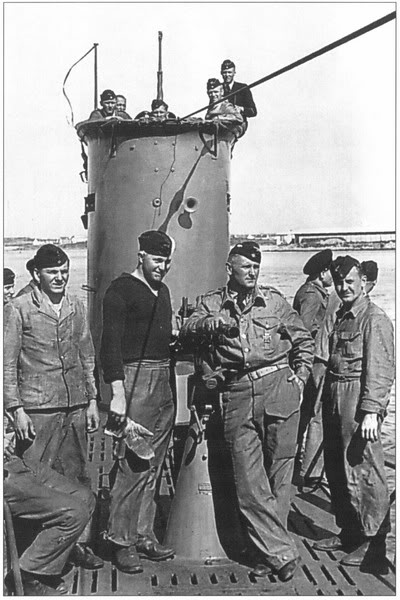 Parte de la tripulación en la vela del U-58