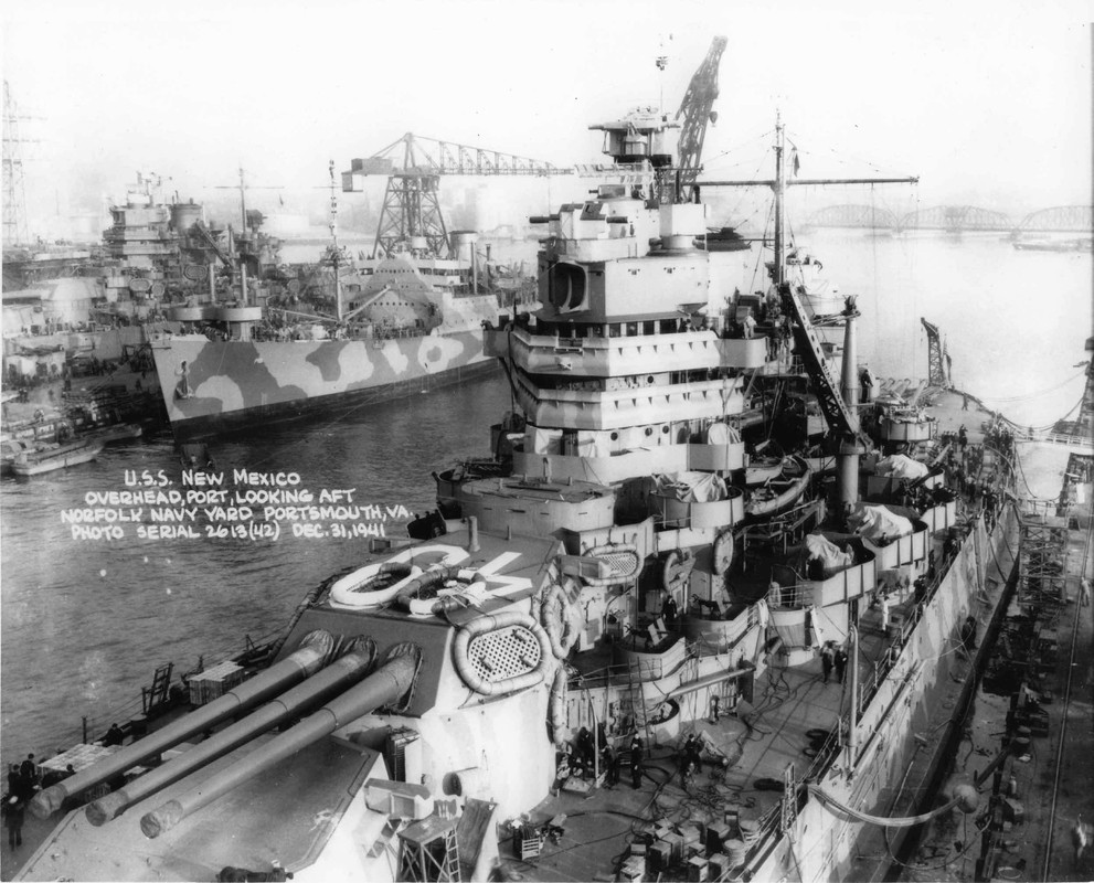Vista del USS New Mexico BB-40 en Norfolk el 31 de diciembre de 1941