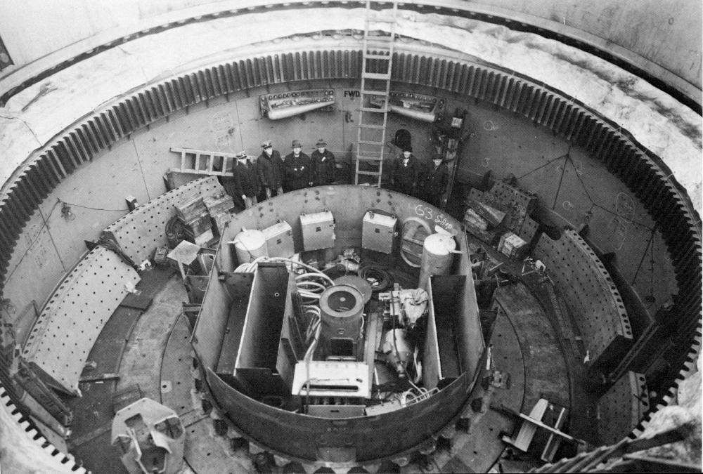 Vista interior y de montaje de la Torreta principal Nº 2 el 12 de enero de 1942