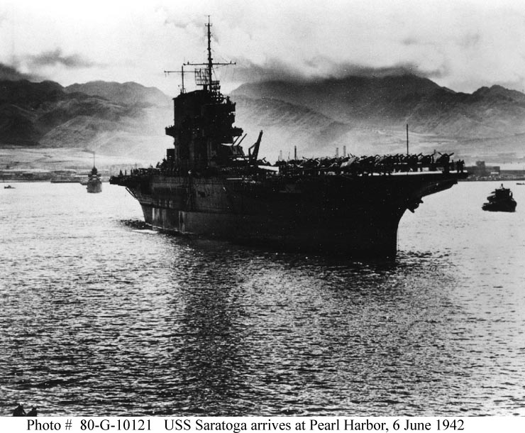 El USS Saratoga llegando a Pearl Harbor procedente de la Costa Oeste el 6 de junio de 1942