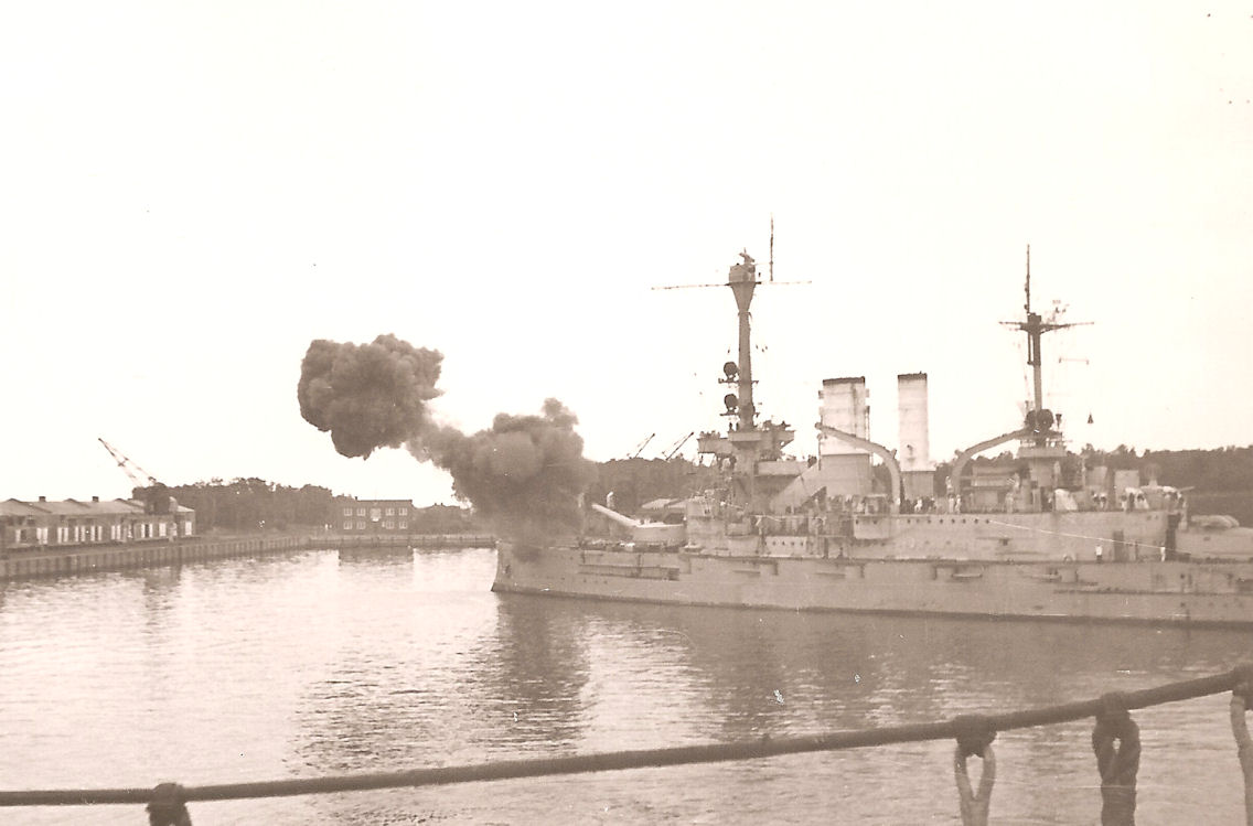 El Schleswig-Holstein durante el bombardeo de la fortaleza polaca de Westerplatte