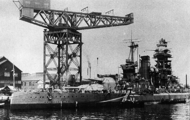 El IJN Mutsu durante su modernización en 1936
