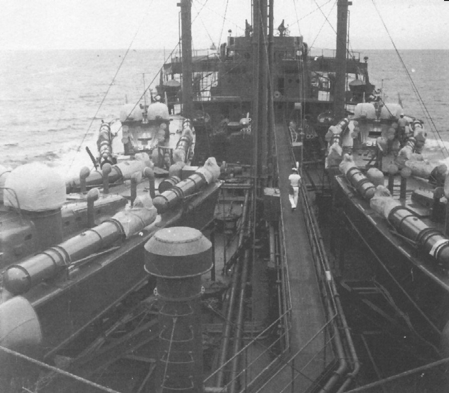 Las Lanchas USS PT-31, USS PT-34, USS PT-35 y USS PT-41 en la cubierta del USS Guadalupe AO-32, Buque de Apoyo Logístico