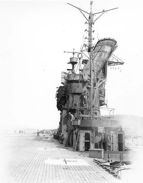 Vista lateral de la isla del Junyo, se observa a la izquierda de la fotografía, a popa de la nave, la torre de un radar de descubierta aérea Tipo 13 y a la derecha un radar de control aéreo Tipo 21