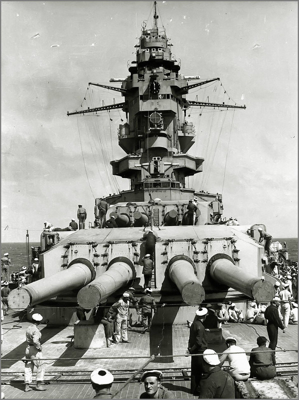 La tripulación del FNS Dunkerque se relaja cerca del armamento principal del acorazado