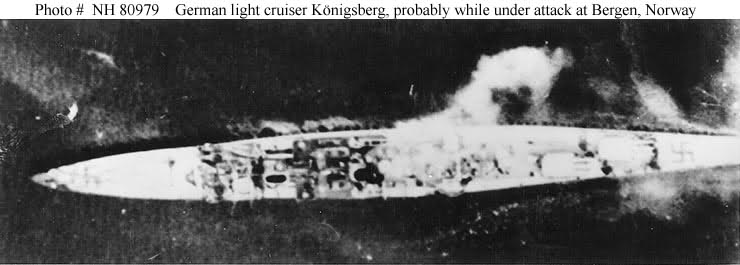 El Königsberg bajo el ataque de los Skua