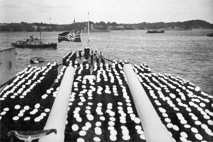 Escena del día de la entrega del Gneisenau a la Kriegsmarine
