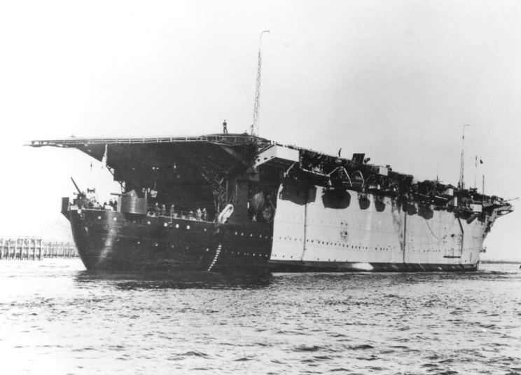 1942 entrando en dique para reparaciones en Devonport