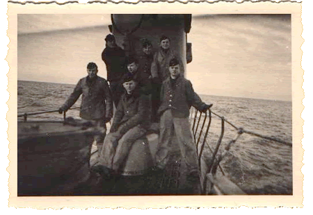Miembros de la tripulación del U-69 posan delante de la vela