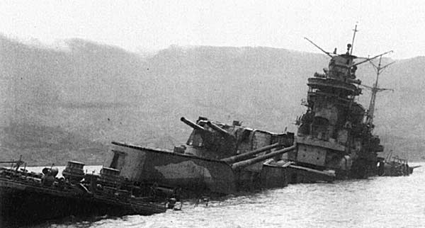 El IJN Tone semihundido en la bahía de Etajima, julio de 1945