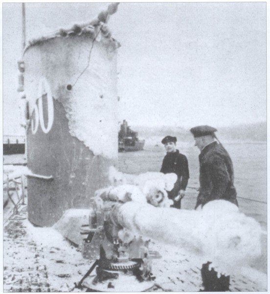 U-boat U-30 cubierto de nieve