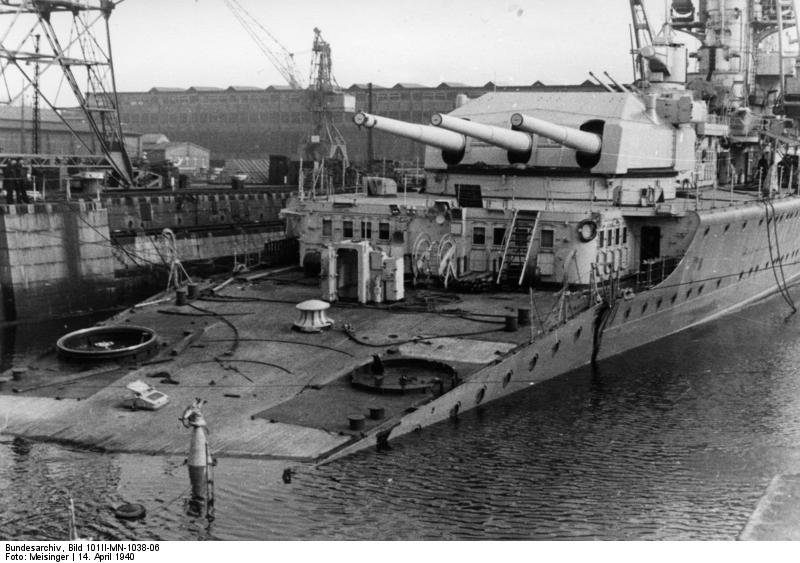 El Lutzow en Kiel después de ser torpedeado en su camino de regreso a Noruega