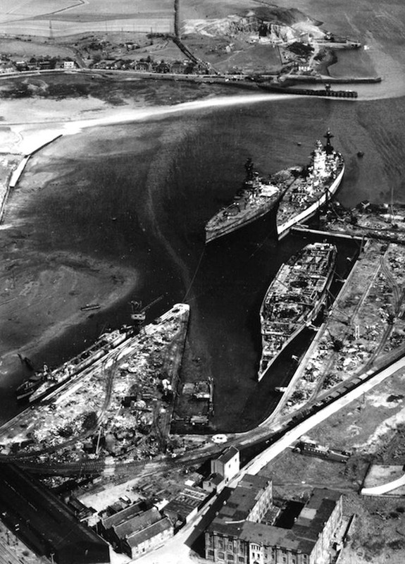 El HMS Nelson, el HMS Rodney y el HMS Revenge son desguazados en el Puerto de Inverkeithing, Escocia