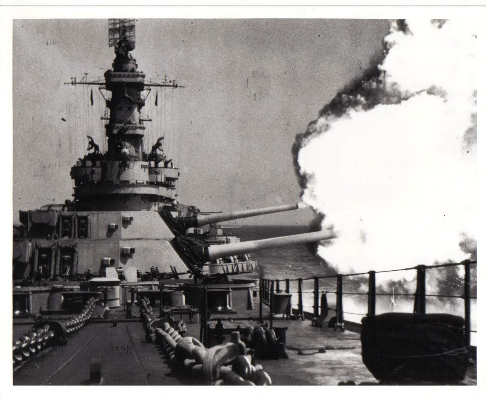 Disparo del USS New Jersey BB-62 en 1944
