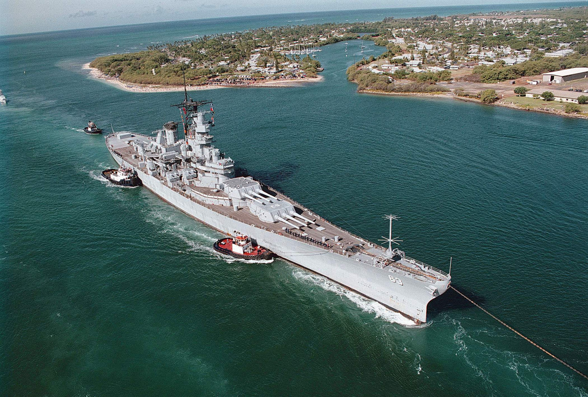 Con la ayuda de tres remolcadores, el acorazado USs Missouri BB-63 entra en Pearl Harbor de camino a su nuevo puesto de atraque en Ford Island, cerca de la Arizona Memorial , el 21 de junio de 1998