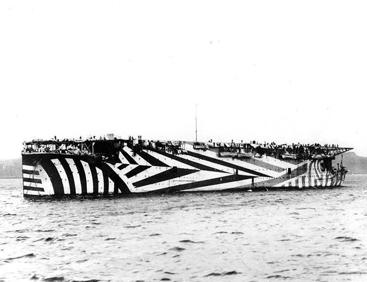 El portaaviones británico HMS Argus en aguas británicas, hacia finales de 1918, pintado de camuflaje