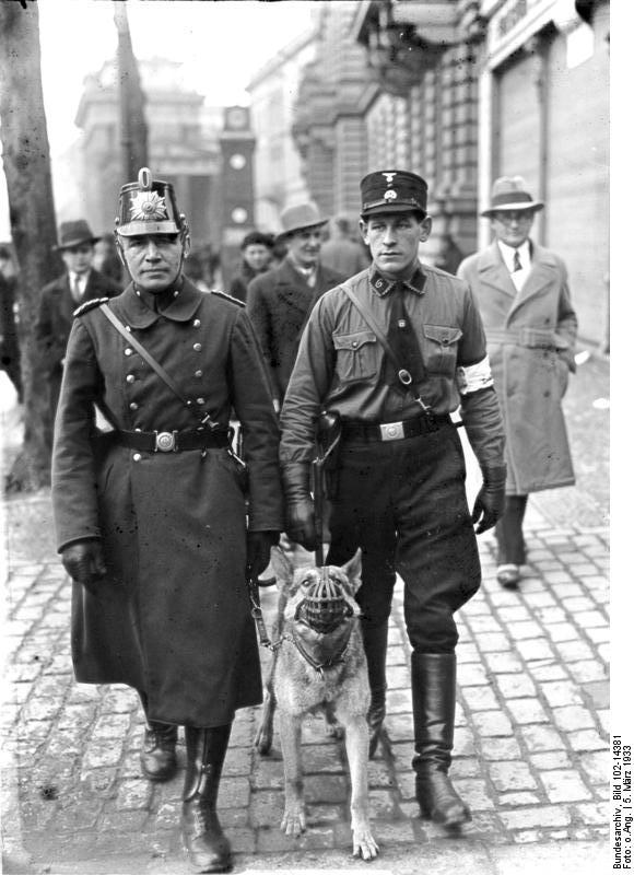 Un Hilfspolizist, recluta, junto a un Schutzpolizist en Berlín, el 5 de Marzo de 1933