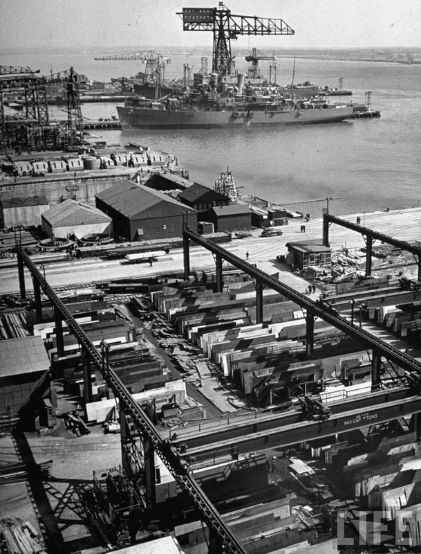 Vista del USS New Jersey BB-62 durante su construcción en el Philadelphia Naval Shipyard en julio de 1942