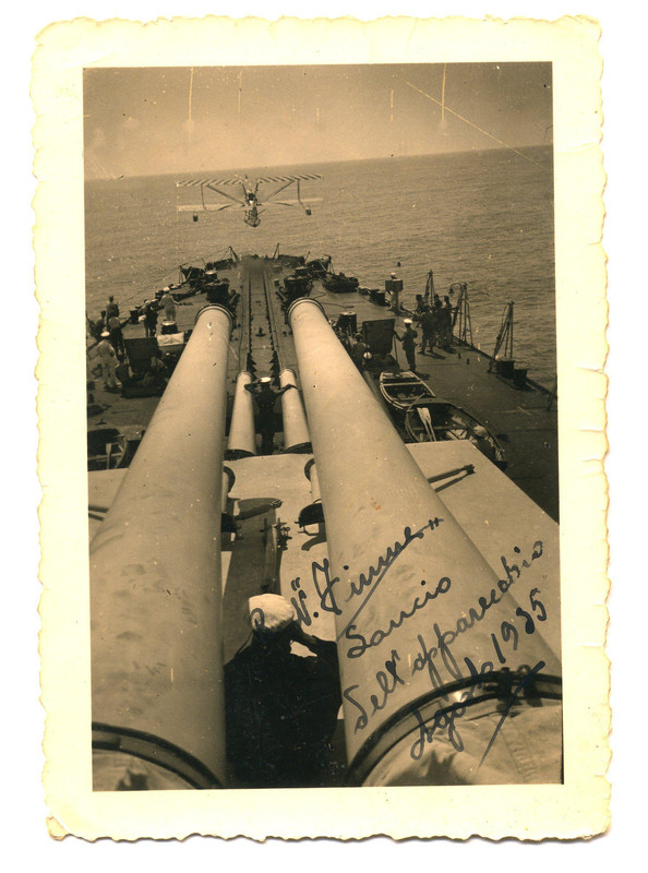 Lanzamiento del hidroavión del RMI Fiume, en primer plano los cañones Ansaldo de 203 mm 53