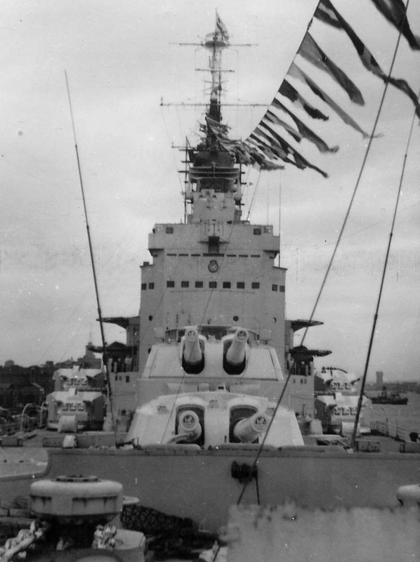 Torres delanteras de 380 mm del HMS Vanguard en 1956