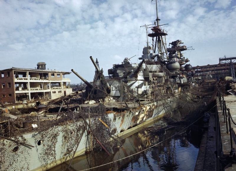 El Admiral Hipper, dañado por los bombardeos de la RAF, en el puerto de Kiel el 19 de mayo de 1945