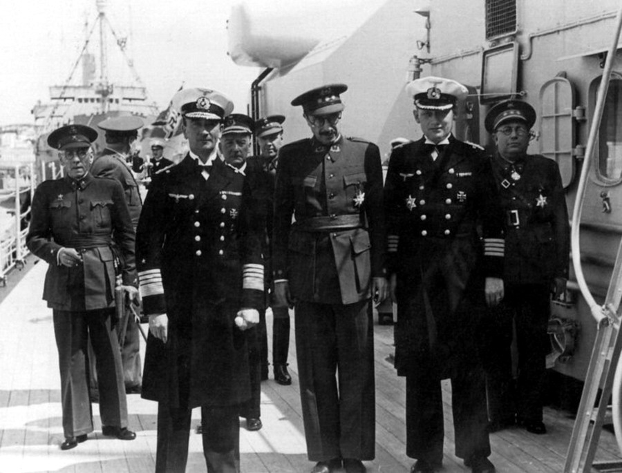Almirante Hermann Boehm, izda., el General Juan Luis Beigbeder Atienza y el Kapitän zur See Hans Langsdorff en Ceuta el 27 de abril de 1939